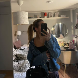 Blå jeansjacka från NA-KD - Säljer nu min blå jeansjacka från NA-KD. Jackan har en rak passform och långa ärmar, mycket gott skick då den endast är använd ett fåtal gånger ☺️