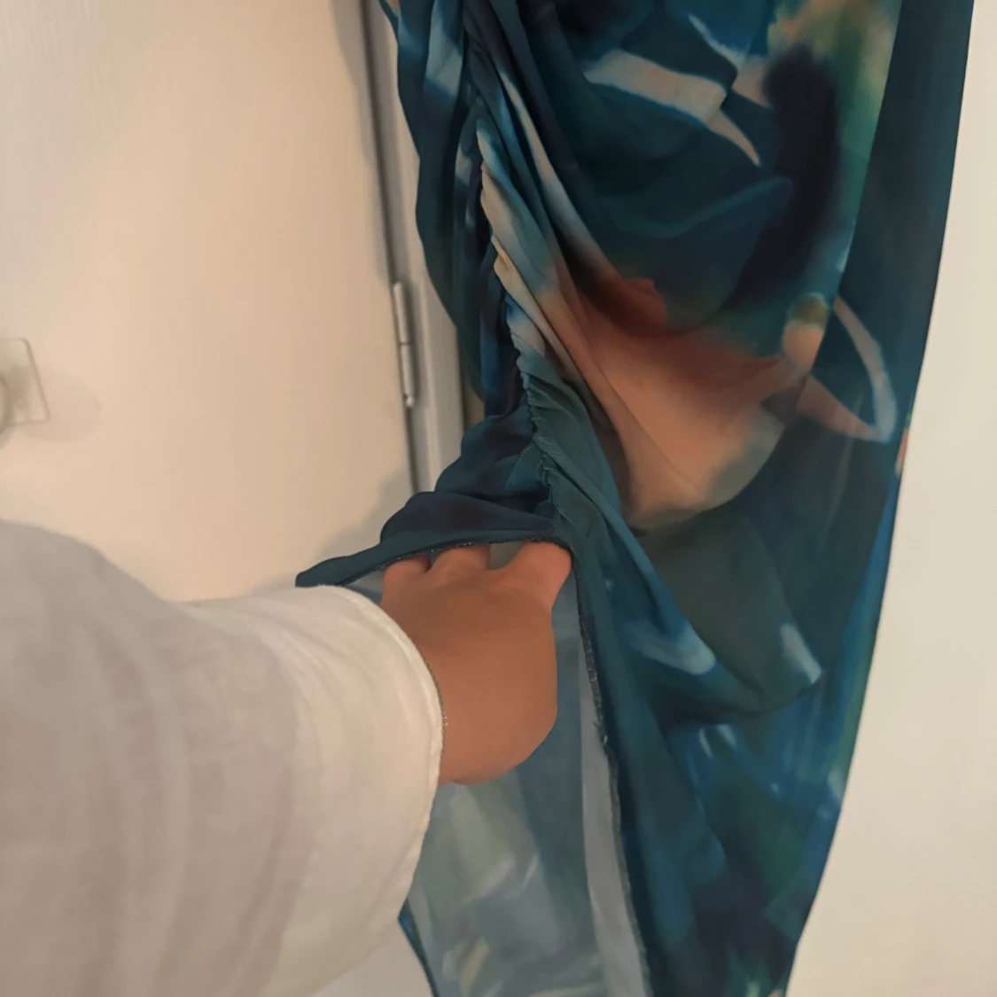 Blå långklänning med drapering - 2