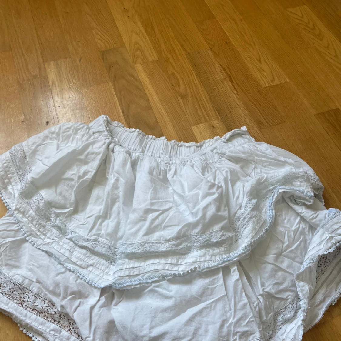Vit volangkjol med spets från BikBok - 4