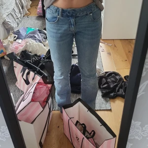 Low rise jeans - Super fina low rise jean från Gina Tricot som tyvärr inte används längre. Super sköna och fina. De är perfekt längd för någon som är mellan 160 - 170cm lång. Pris går absolut att diskuteras!🩶