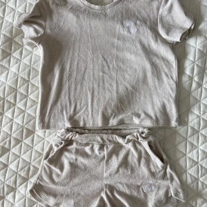 Beige mjukis sätt från UNIQ YOUNG - Mjukt och skönt beige mjukis sätt från UNIQ YOUNG i frotté.