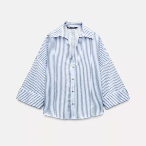Randig skjorta i linne från Zara - Snygg skjorta från Zara i vitt och blått med vertikala ränder. Skjortan har avslappnad passform, trekvartsärmar och knappar framtill. Snygg oversized passform. Storlek M men passar mig som har S. 🌸✨