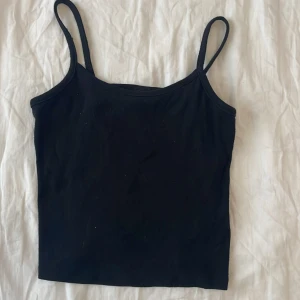 Svart linne - Svart linne köpt i USA. Vet inte vilken butik men märke ”art class”. Cir stl 134-140/XXS.