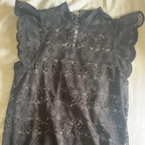 Svart blus - Jätte fin blus från JDY, säljer pga att den va för stor. Jätte bra skick, aldrig använd💕