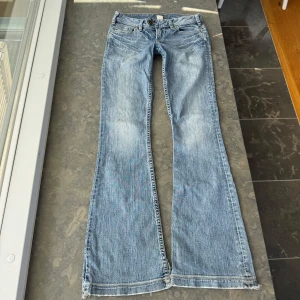 Lågmidjade jeans  - Så snygga jeans som tyvärr inte passar mig och har därför ingen bild på! Midjemått tvärsöver: 39cm Midjehöjd: 17cm Inerbens längd: 84cm. De är lite slitna längst ner samt så finns de en liten slits men som inte syns så mycket 💕