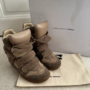 Isabel marant beckett sneakers 36 - Säljer nu dessa isabel marant Beckett sneakers i storlek 36 i färgen Taupe! Passar mig med stlk 37!🩷 De är i väldigt bra skick💓 Orginal box och dustbag tillkommer🌟 Diskuterbart pris vid snabb affär✨ Skriv privat för fler bilder! Klicka gärna köp nu💗
