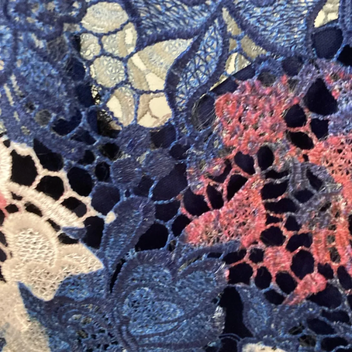 Blommig spetsklänning i blått och rosa - 2