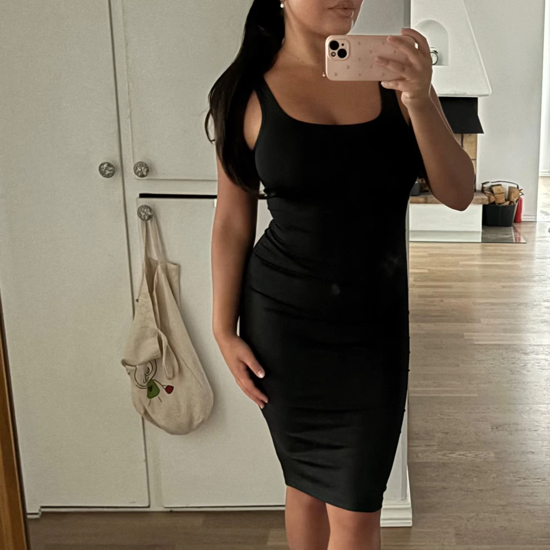 Svart tajt klänning 