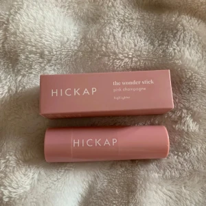 Hickap Highlighter stick - Hickap Highlighter stick i pink champagne. Säljer för 180kr köptes för 229kr. Använd ca 4 gånger då jag trodde det va en blush😭. 