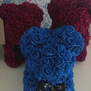 rosbjörn  -  nallebjörnar gjorda av konstgjorda rosor i blått och vinrött. säljer för 100kr styck! perfekt som present 