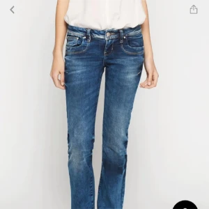 LTB jeans valerie - Supersnygga blåa jeans från LTB i snygg mörkblå tvätt. Som nya! Storlek 27x34
