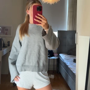 Grå stickad tröja  - Mysig grå stickad tröja, aldrig använd!🥰