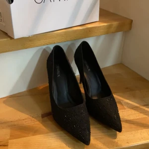 svart klackar - använda bara en gång, de är inte skadade eller förstörda någonstans. Jag betala 1300kr för de och jag betala också för att det skulle sprejas så de kunde hålla längre. Glittret och pärlorna!