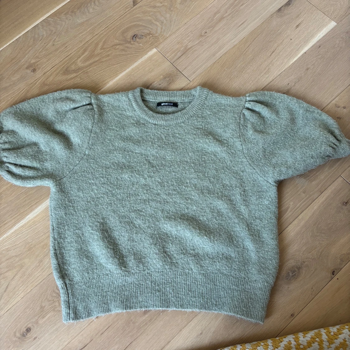 Grön stickad tröja med puffärm Gina Tricot