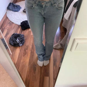 Ljusblå bootcut jeans 157 low boot - Säljer ett par ljusblå bootcut jeans från 157 med låg midja. Klassisk femficksmodell i mjukt denimtyg, perfekt för dig som gillar retrovibbar. Snygg passform med lätt utsvängda ben. Jeans i bomullsmix, riktigt sköna och lätta att styla.