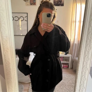 Svart kappa  - Säljer denna superfina svartakappa från Nelly! Väldigt bra skick o inga tecken av användning. 💘