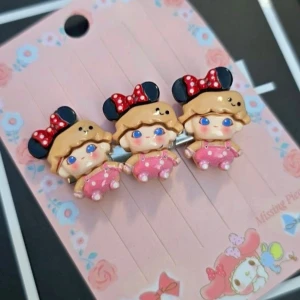 Söta hårspännen med Kitty & Dimoo figurer - Supergulliga hårspännen  i form av 3 små tecknade figurer, bland annat katter, kaniner och dockor. Färgerna är blandade med rosa, blått, vitt och gult. Perfekta för dig som älskar kawaii-stil och vill ha något lekfullt och unikt i håret! Säljs 29kr/st