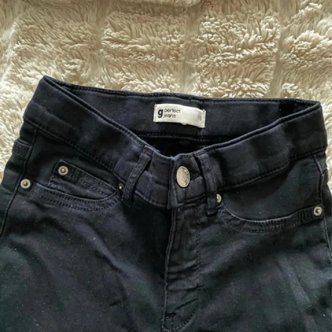 Svarta Perfect Jeans från Gina Tricot