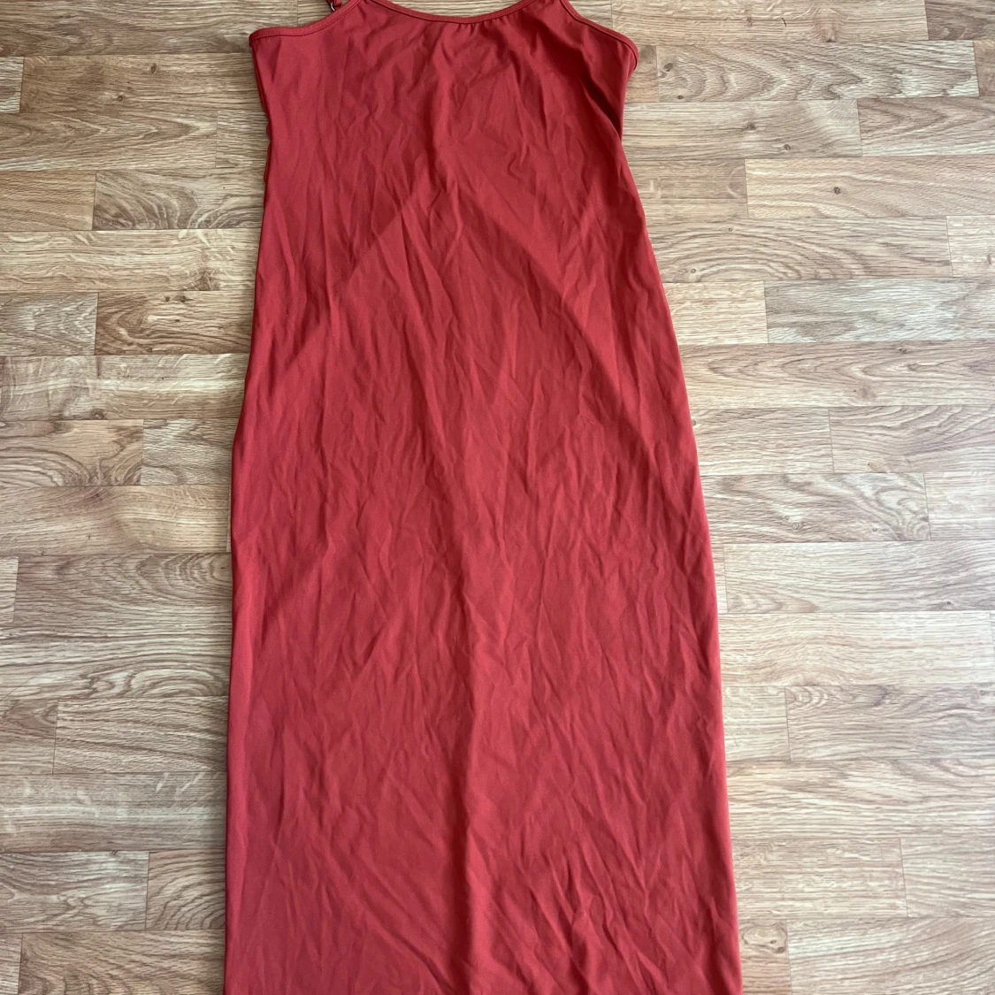Röd ärmlös långklänning