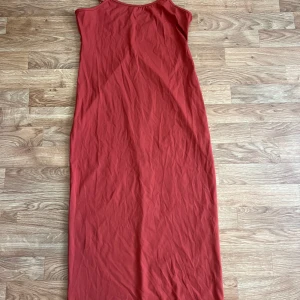 Röd ärmlös långklänning - Vet inte vilken märke är det för jag fick den av min vän men den är ju snygg.