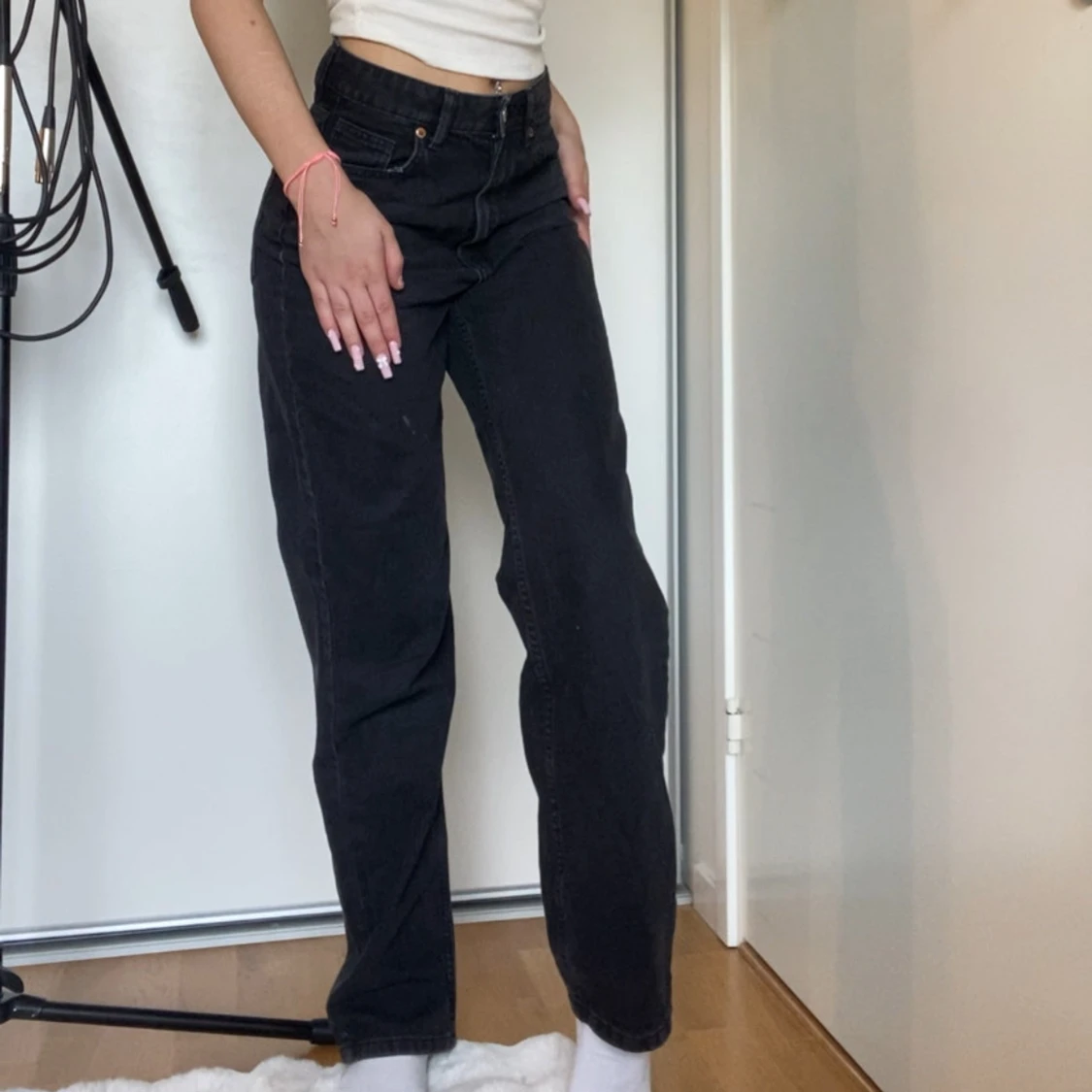 Svarta raka jeans från H&M - 1