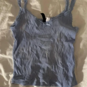 Ljusblå ribbad linnetopp med spets - Fin topp men feltvättad