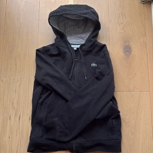 Lacoste zip - En zip från Lacoste i storlek M, sitter mer som en S. Inköpt för ca 1600kr. 