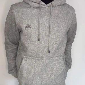 Grå hoodie med rutig insida - Helt ny, oanvänd. Finns både i S och M i min profil