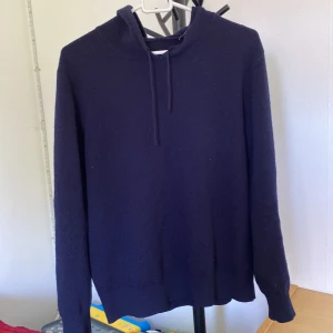 Kashmir Hoodie - Säljer denna kashmir hoodie från sayless.se Den är i storlek XS. Tveka inte att fråga.