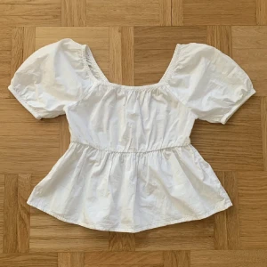 Vit blus med puffärmar - Säljer denna super söta tröjan med puffärmar do den tyvärr va lite liten för mig. Det är stolek xxs-xs 