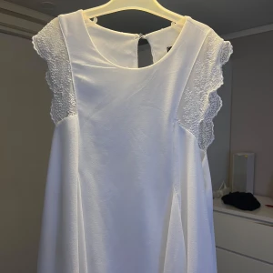 Vit kortklänning med spetsärmar - Superfin vit kortklänning. Nästan helt oanvänd. Storlek är ungefär xs/s💓