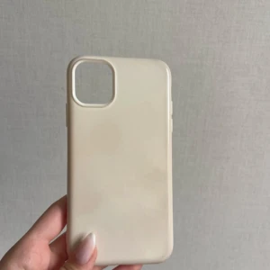 iphone 11 telefonskal  - Ett basic cream färgat telefonskal med ett litet märke i ena hörnet där uppe. Skalet är till iphone 11
