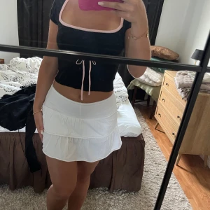 Vit volangkjol - Supersöt vit volangkjol i storlek s från subdued, köpt i Italien. Har inbyggda shorts i och är inte genomskinliga. Endast använd en gång så fint skick. 