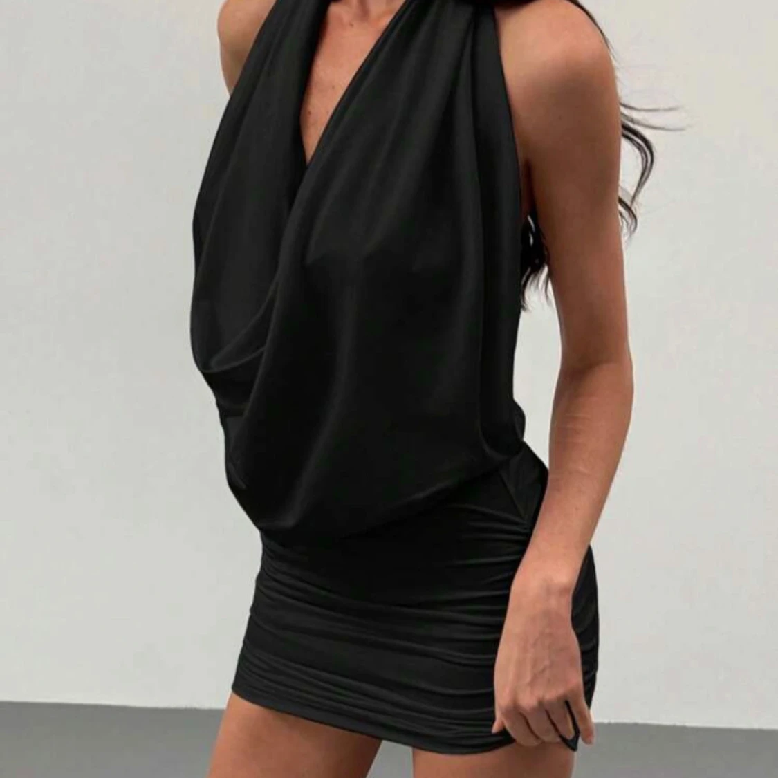 Svart kort klänning med drapering