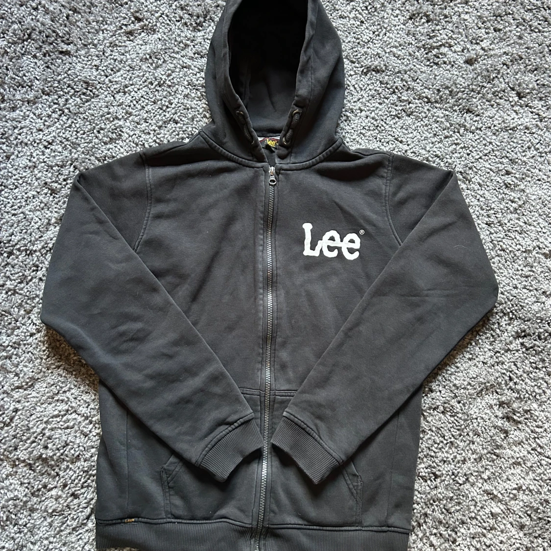 Svart hoodie från Lee med dragkedja