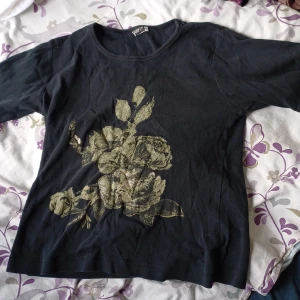 t-shirt - Svart t-shirt från Add it, guldigt blommönster. Skibidi