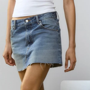 lågmidjad jeanskjol - säljer en helt ny lågmidjad jeanskjol från zara med lapparna kvar! säljer då den tyvärr va för stor och jag orkar inte lämna tillbaka den 😫😫 helt slutsåld på hemsidan!