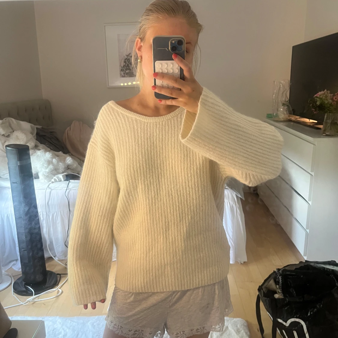 Vit stickad tröja med rosett i ryggen - 1