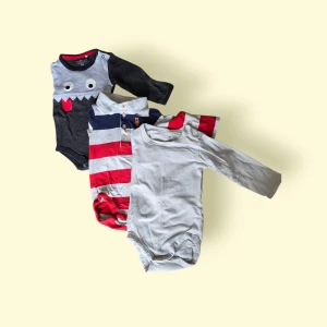 Babypaket stl 62–68 - 13 plagg, 95kr - Babypaket stl 62–68 - 13 plagg, 95kr  Säljer ett fint blandat paket i storlek 62 – 68 som passar perfekt för alla årstiden.   Innehåll  9 bodys   2 mjuka heldräkter/pyjamasar   2 T-shirts   Totalt 13 plagg  Plaggen är i bomull, tvättade parfymfritt och kommer från rök- och djurfritt hem. Inga fläckar eller hål – bara vanligt, varsamt använt skick.  Perfekt startpaket till nästa växtspurt! 
