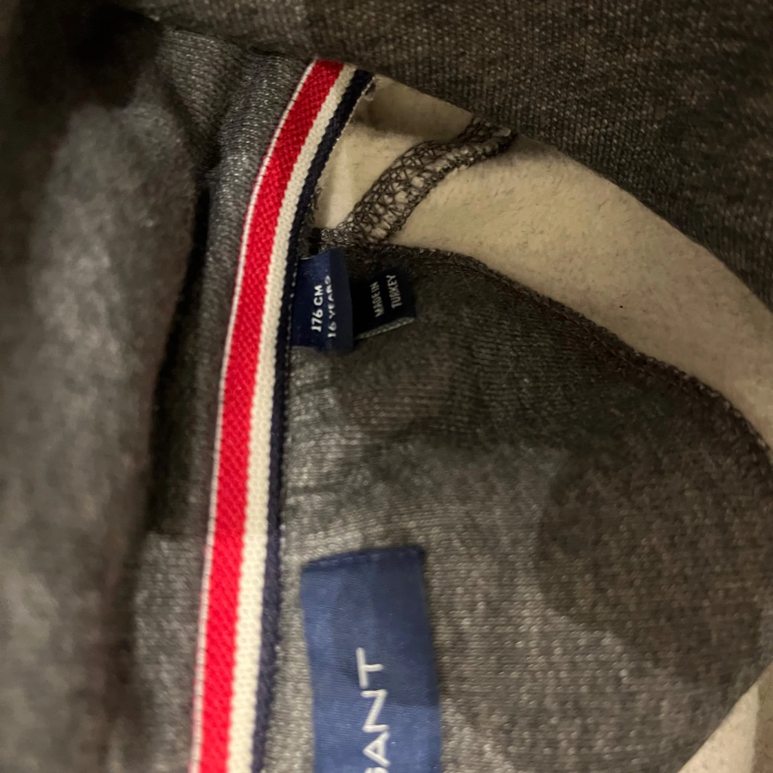 Mörkgrå hoodie från GANT med tryck - 3