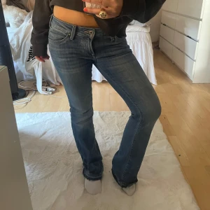 Lågmidjade bootcut jeans från Pepe Jeans - Snygga blå bootcut jeans från Pepe Jeans med klassisk femficksdesign och låg midja. Kommer tyvär inte till andvändning längre. Köpta för 800. Skriv privat för fler bilder! Har även sprättat upp dom själv längst ned.