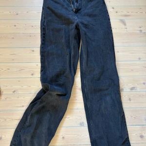 Svarta jeans - Svarta high waist jeans i storlek XS💜Jeansen är i gott skick, sista bilden visar hur slitna de är🙏Skriv till mig om du har frågor om mått osv😇
