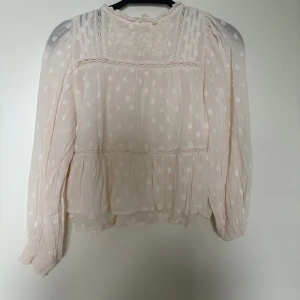 Blus från Zara  - Super fin blus från Zara som är perfekt till sommaren. Tyvärr har jag klippt bort entiketten men den är i storlek S och man ser även att den är från Zara på de andra lapparna på bilden.
