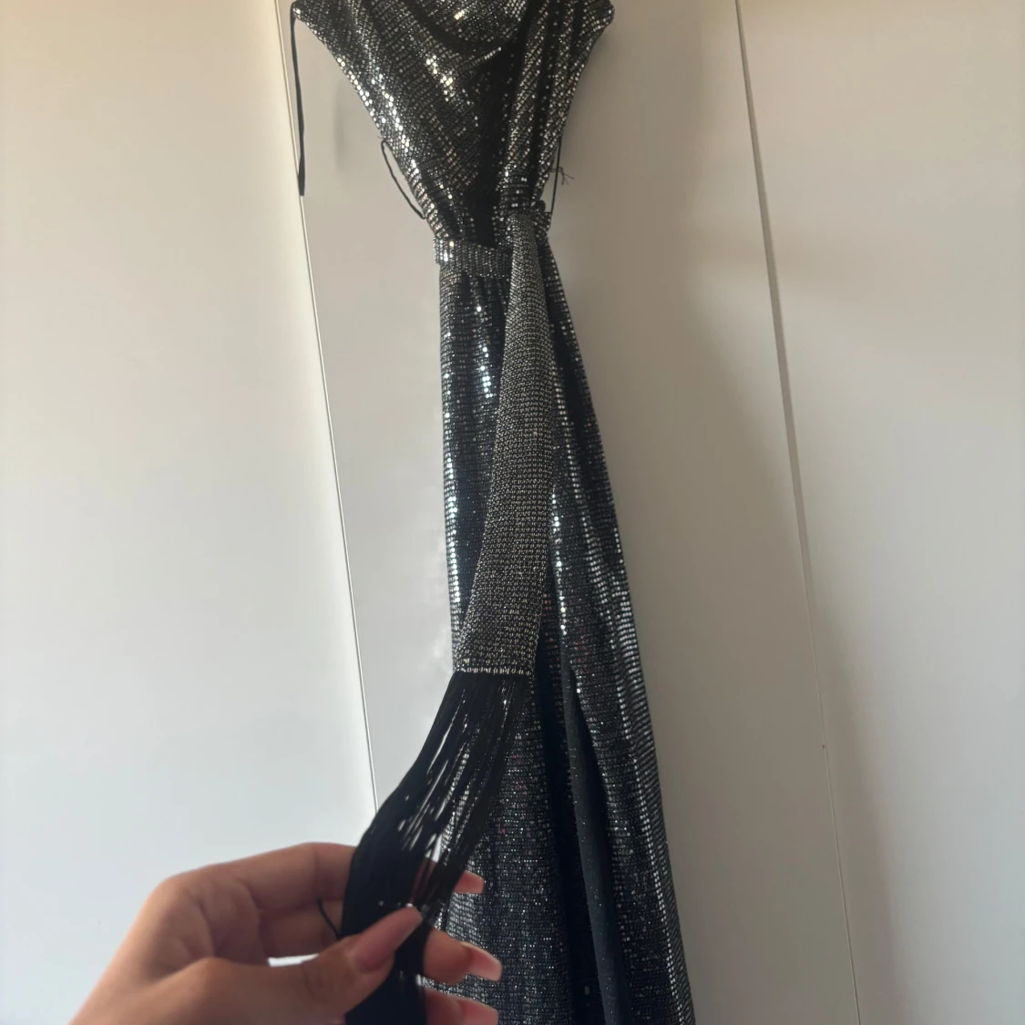 Glittrig långklänning med fransar - 1