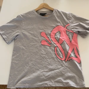 Grå rosa colorway syna t-shirt - Säljer min syna t-shirt i den grå/rosa colorwayen då den inte passar som jag vill, storlek S, har endast provats på alltså mycket gott skick, pris kan diskuteras vid snabb affär