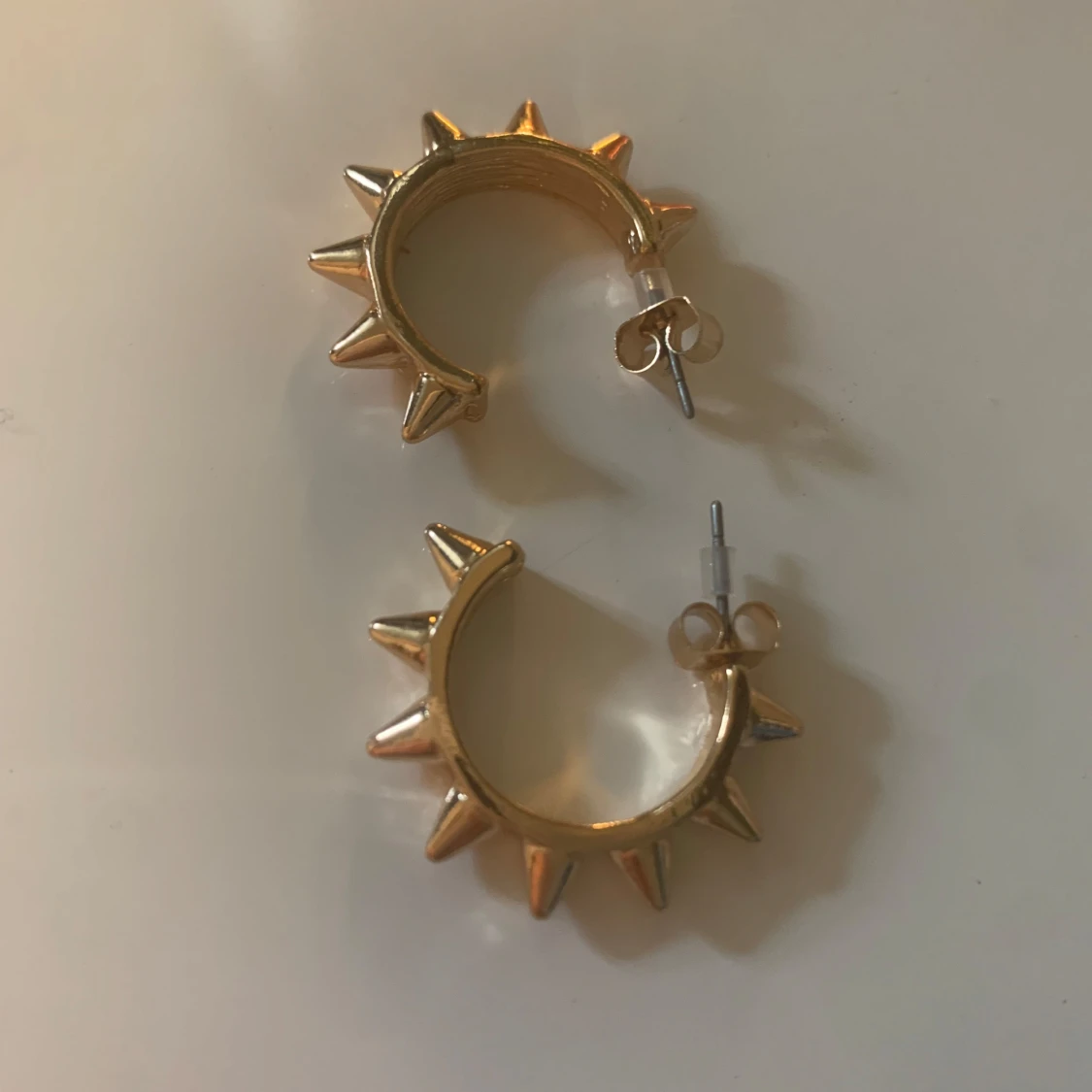 Edblad liknande örhängen i guld - 4