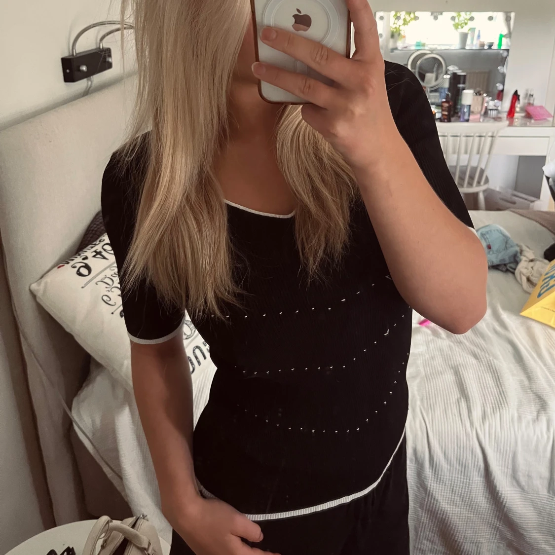 Svart ribbad topp med vita detaljer