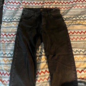 Lee Jeans - Nästan helt oanvända Rider Classic Lee jeans i mycket bra skick som jag ej använder längre.  Storleken i midjan är 28 och den har en längd på 31.  Passar bra för mig som är 175cm men fungerar nog även för lite kortare och längre personer.