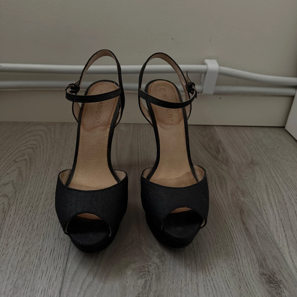 Svarta höga klackar med svartplatå