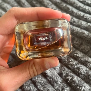 Emporio Armani Stronger With You EdT - Emporio Armani Stronger With You Eau de Toilette i en stilren, fyrkantig glasflaska med rund, silverfärgad metallkork. Parfymen har en varm bärnstensfärgad vätska och flaskan känns lyxig och modern. Perfekt för dig som gillar eleganta och maskulina dofter.